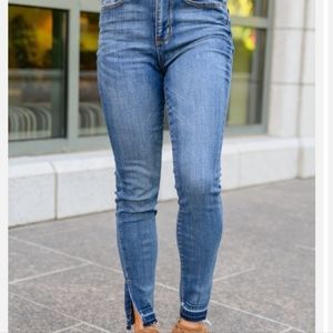 JUDY BLUE HI-WAIST SKINNY JEANS W/RELEASED HEM AND SIDE SLIT